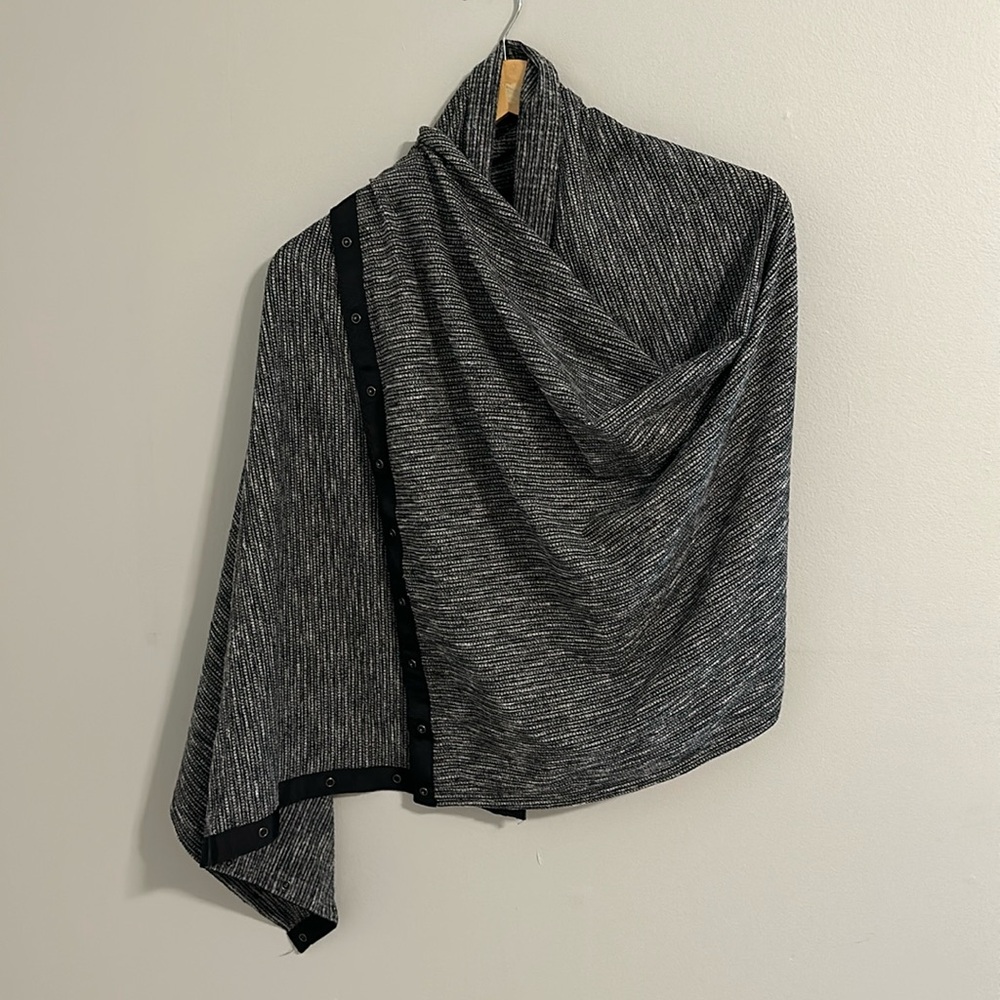 Lululemon | Wrap with Snaps